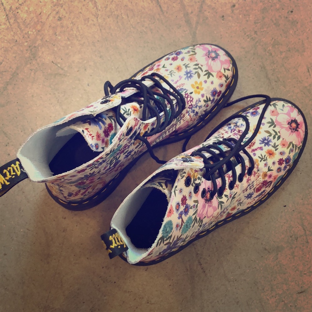 Dr Martens floral lace up boots - NEW!